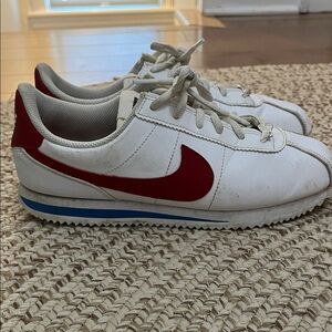 Nike Kids White and Red Sneakers with Blue Stripe
